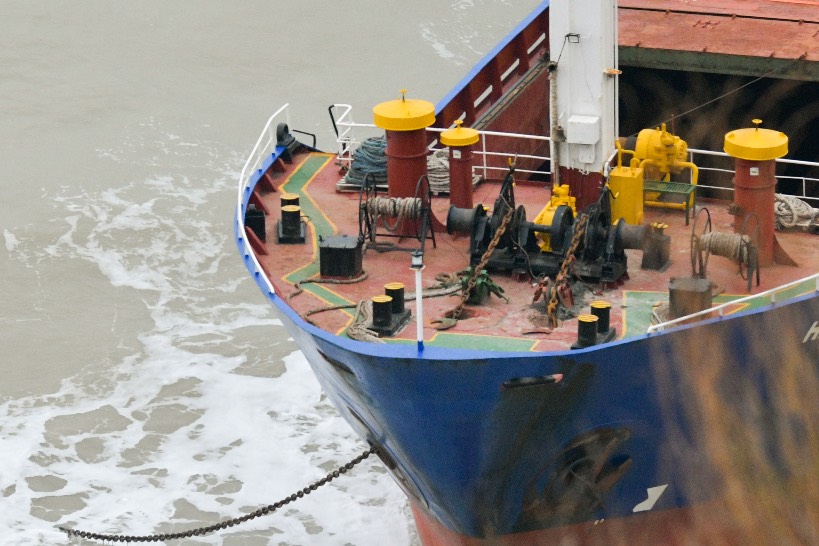 Иранский сухогруз с экипажем на борту терпит бедствие у берегов Махачкалы