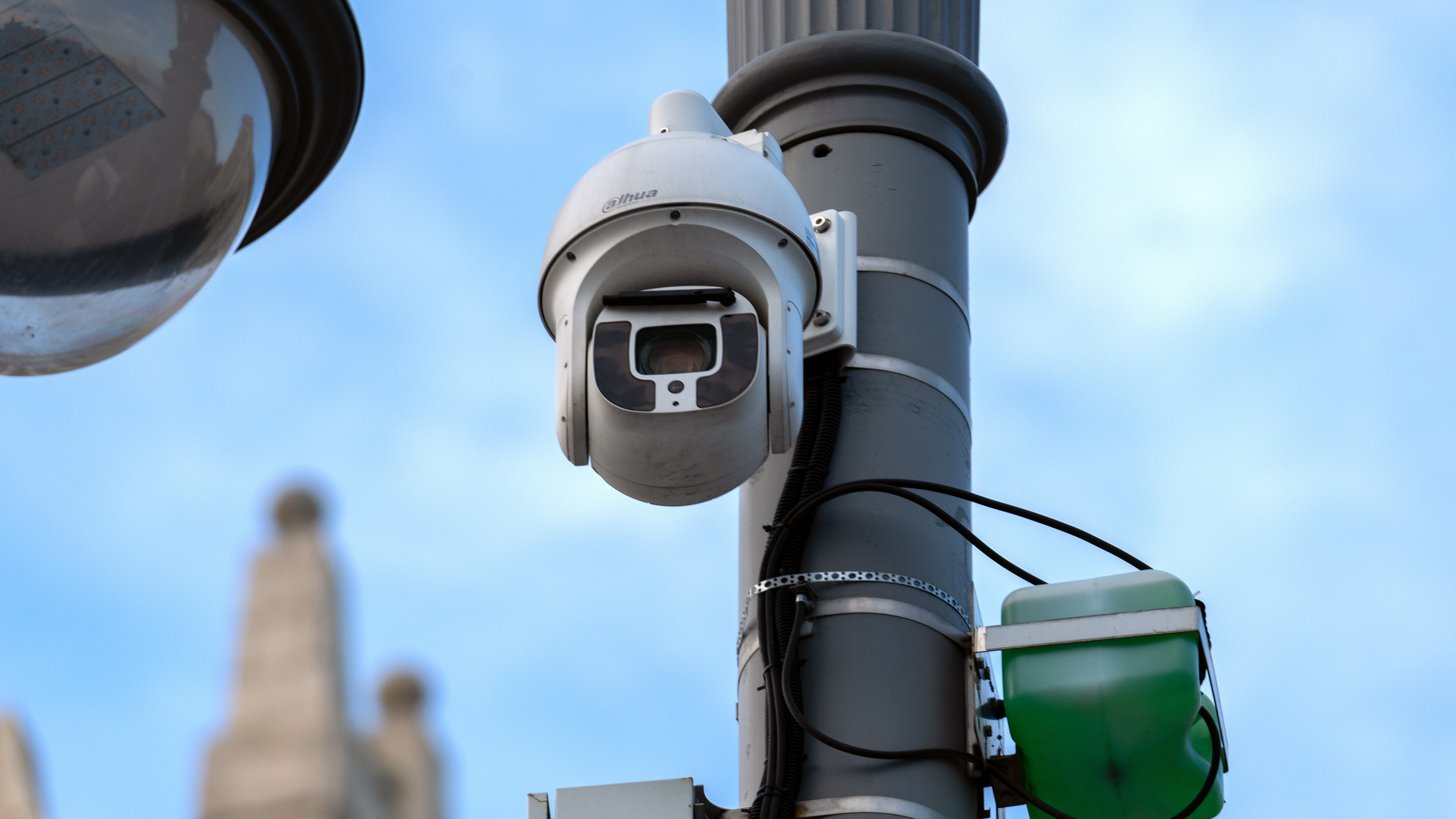 Умные камеры начали фиксировать самокаты и велосипеды на проезжей части в Москве