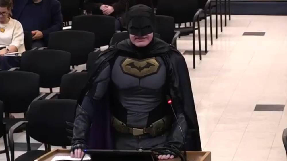 &laquo;Бэтмен&raquo; выступил на заседании совета в Калифорнии с критикой властей