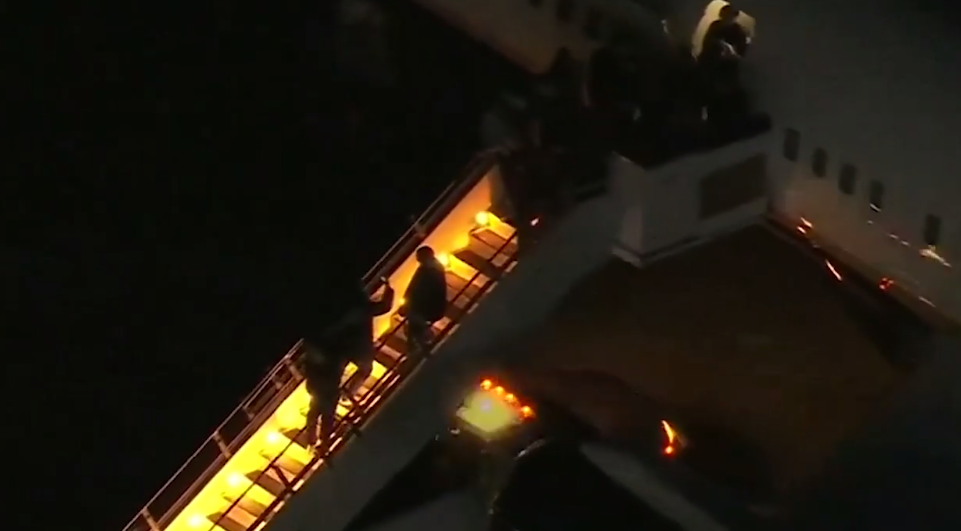 Мадуро с мешком на голове вывели с борта самолета в штате Нью-Йорк 