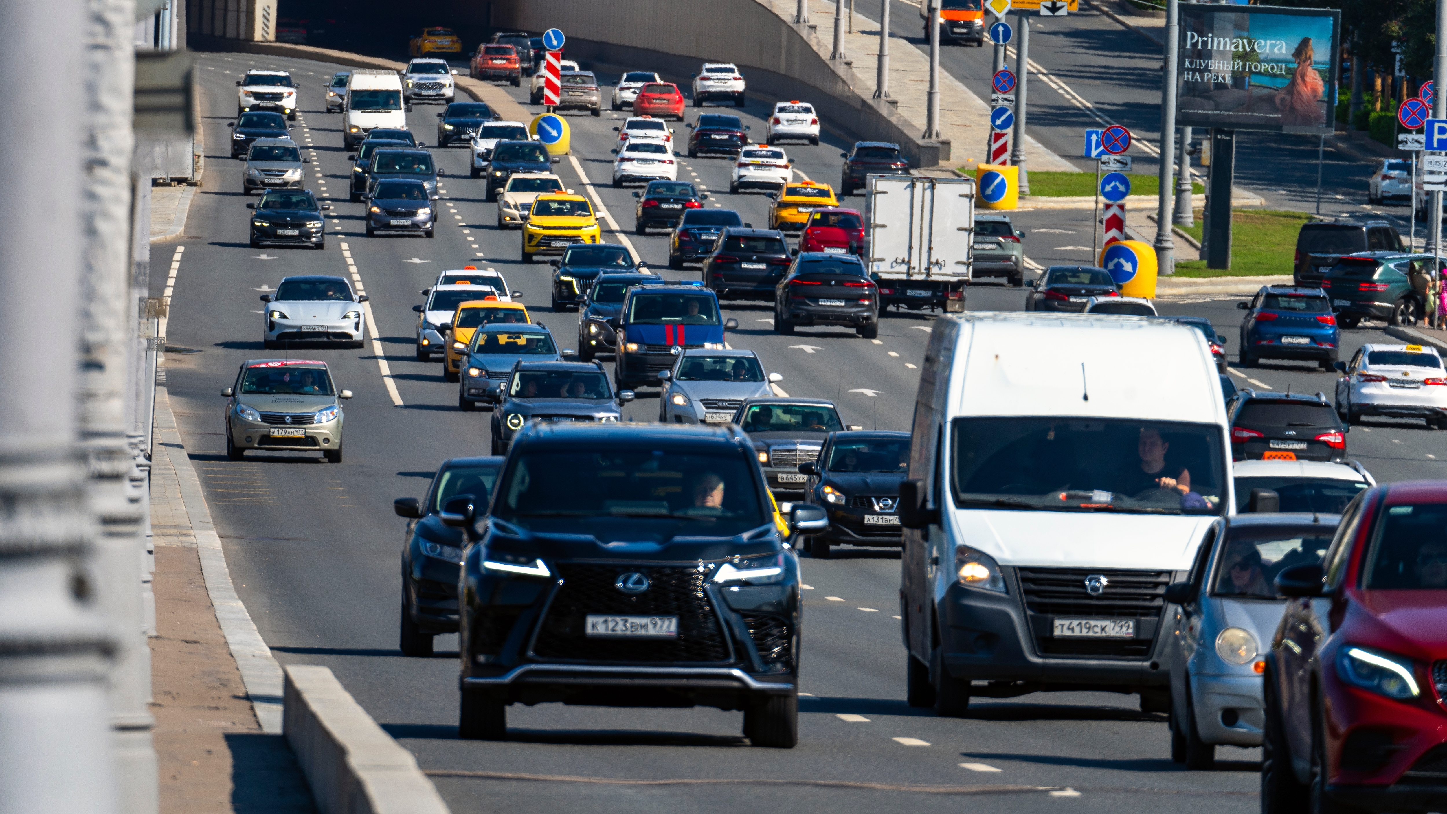 В России впервые за 25 лет стало меньше легковых машин