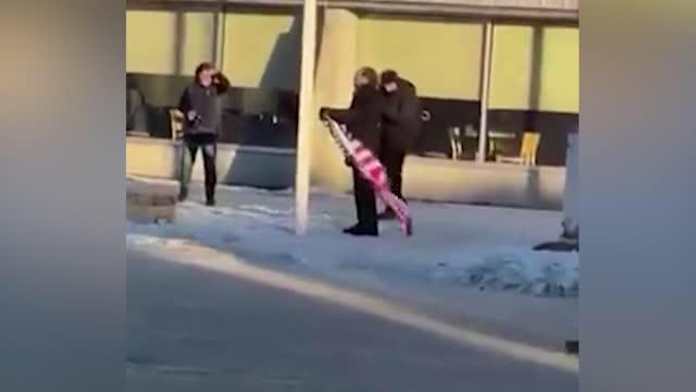 &laquo;Не смешно&raquo;: Мэр столицы Гренландии обиделась на немецкого комика за перфоманс с флагом США