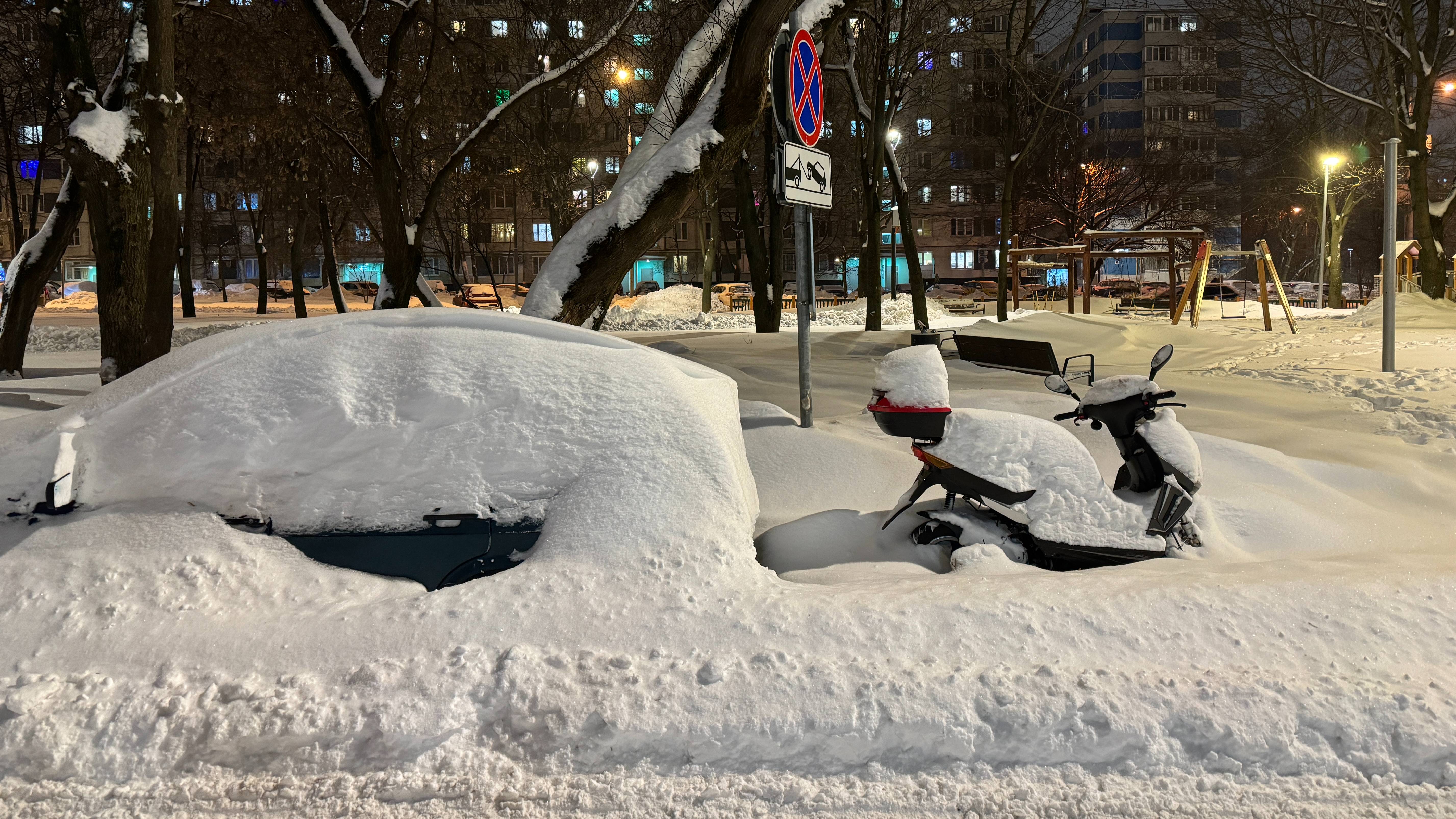 &laquo;Снежные копатели&raquo; заработали по 50 тысяч на спасении машин за три дня метели в Москве