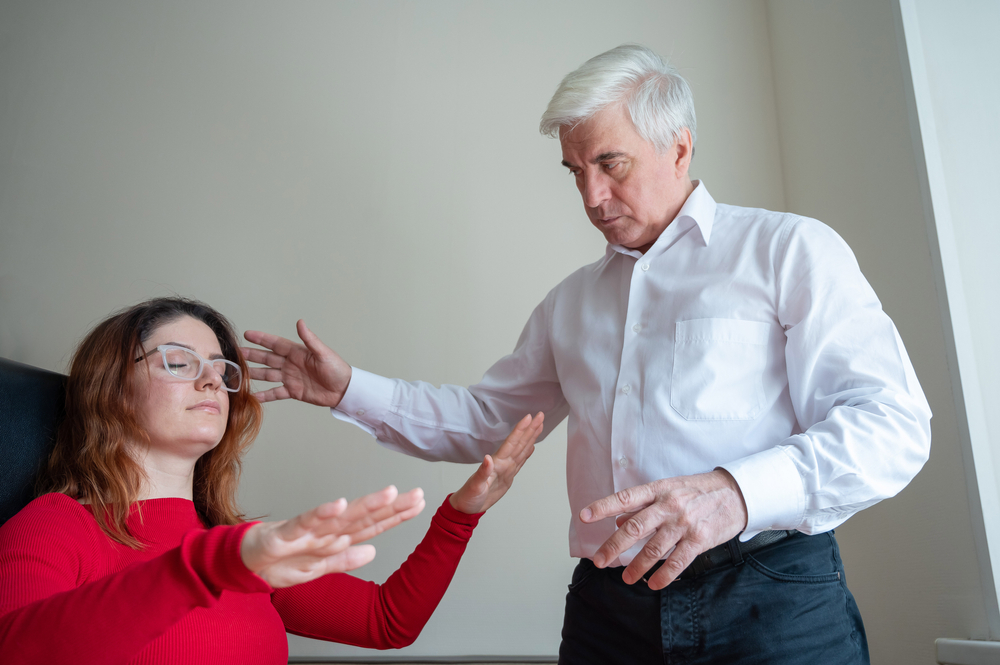 Гипнолог Кузнецов заявил, что воздействовать на человека против его воли нельзя