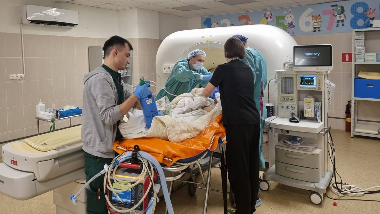 Hudo ranjenega otroka po napadu v naselju Horli prepeljali na zdravljenje v Moskvo