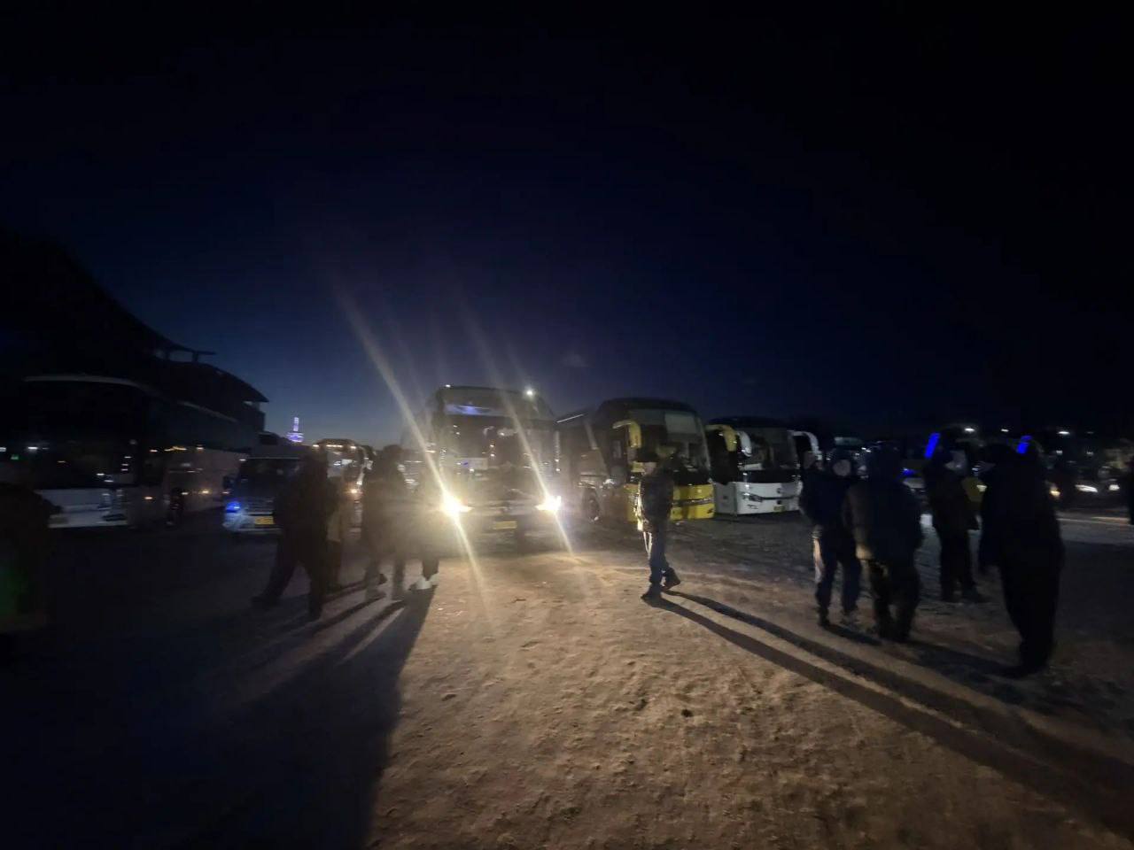  Застрявшие на границе автобусы с российскими туристами отправились в КНР