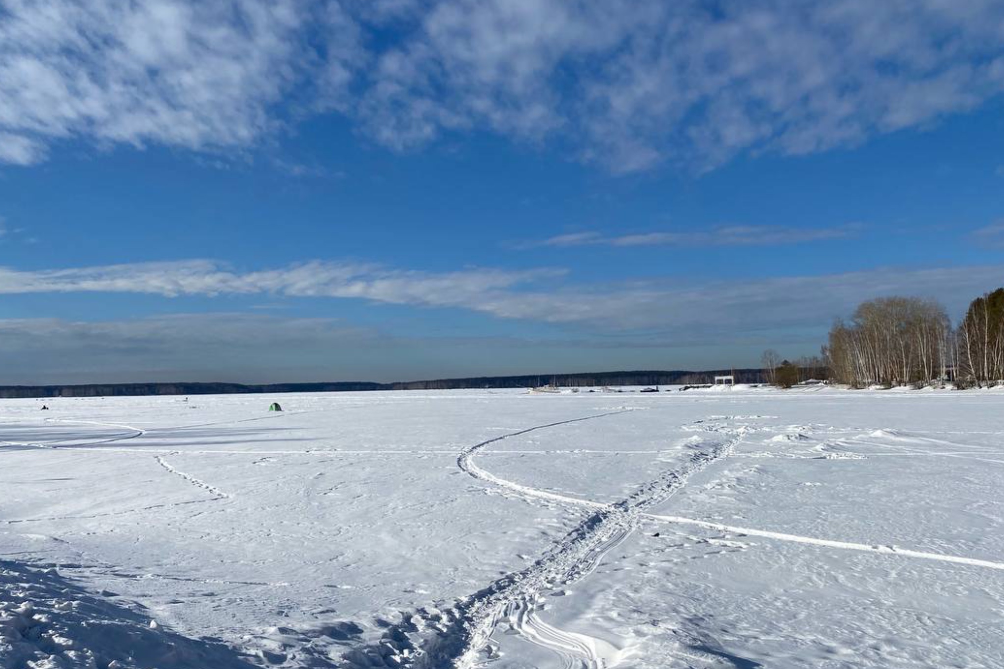 Двое мужчин на снегоходе провалились под лёд в Свердловской области