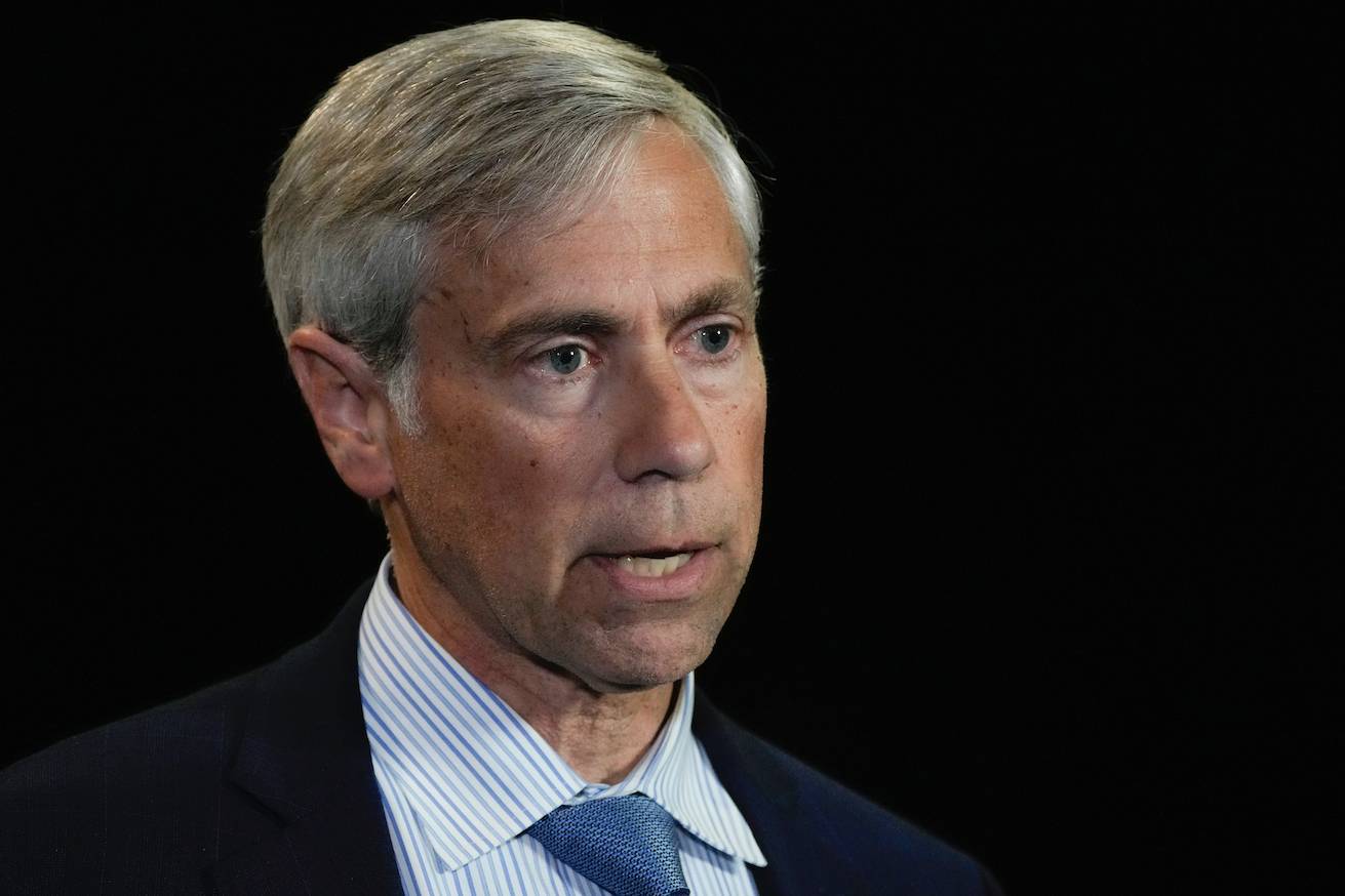 Мадуро в суде будет защищать бывший адвокат Ассанжа