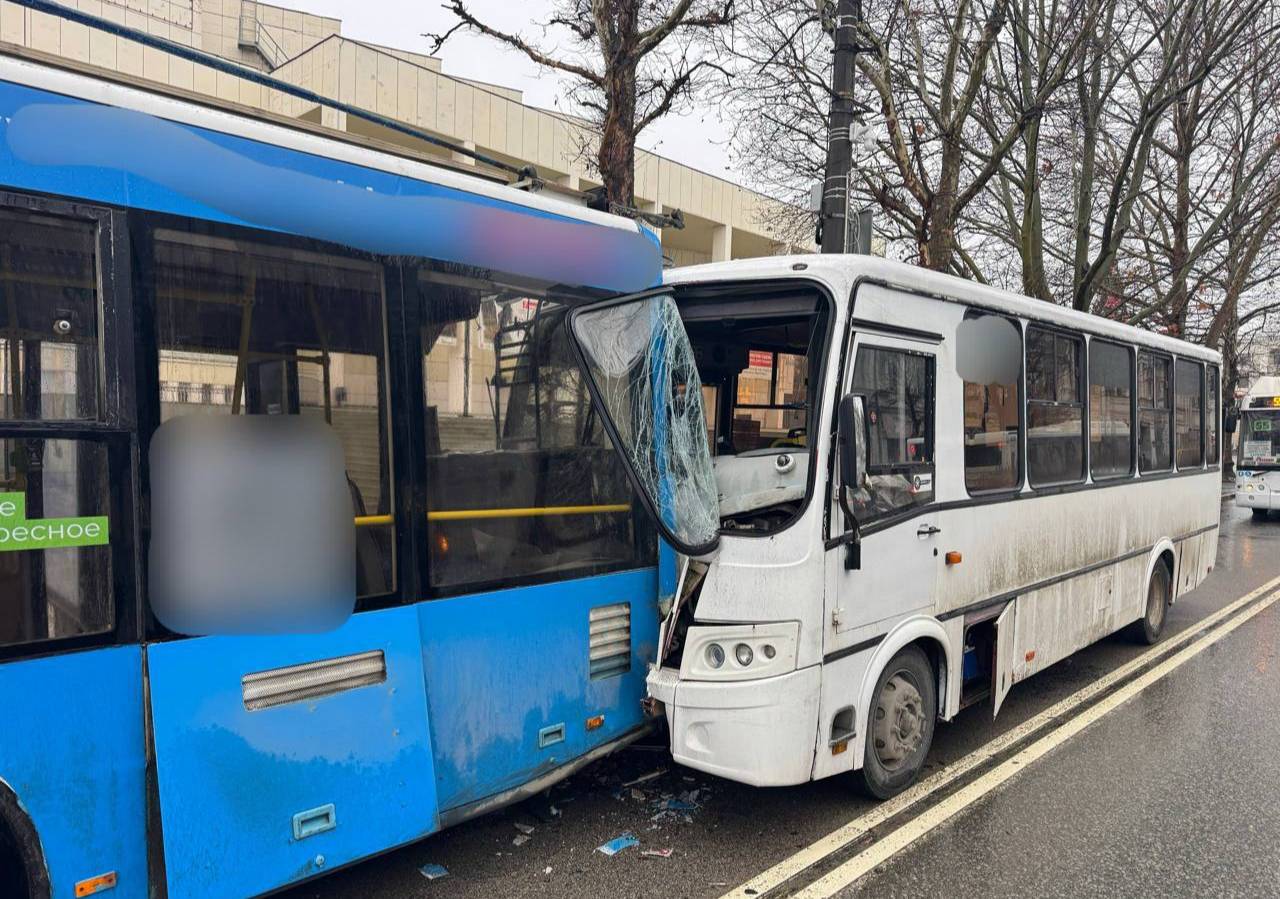 Пять человек пострадали в результате ДТП с автобусами и троллейбусом в Симферополе