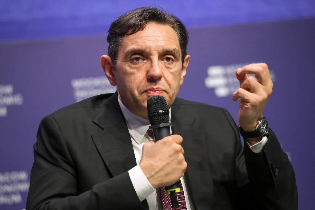 Бывший вице-премьер Сербии объяснил попытки Запада переписать историю