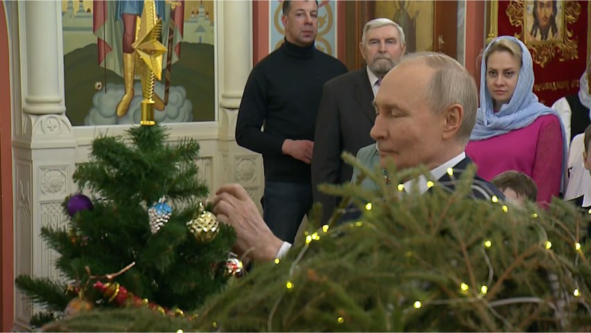 Путин в ходе рождественской службы вернул упавшую игрушку на ёлку