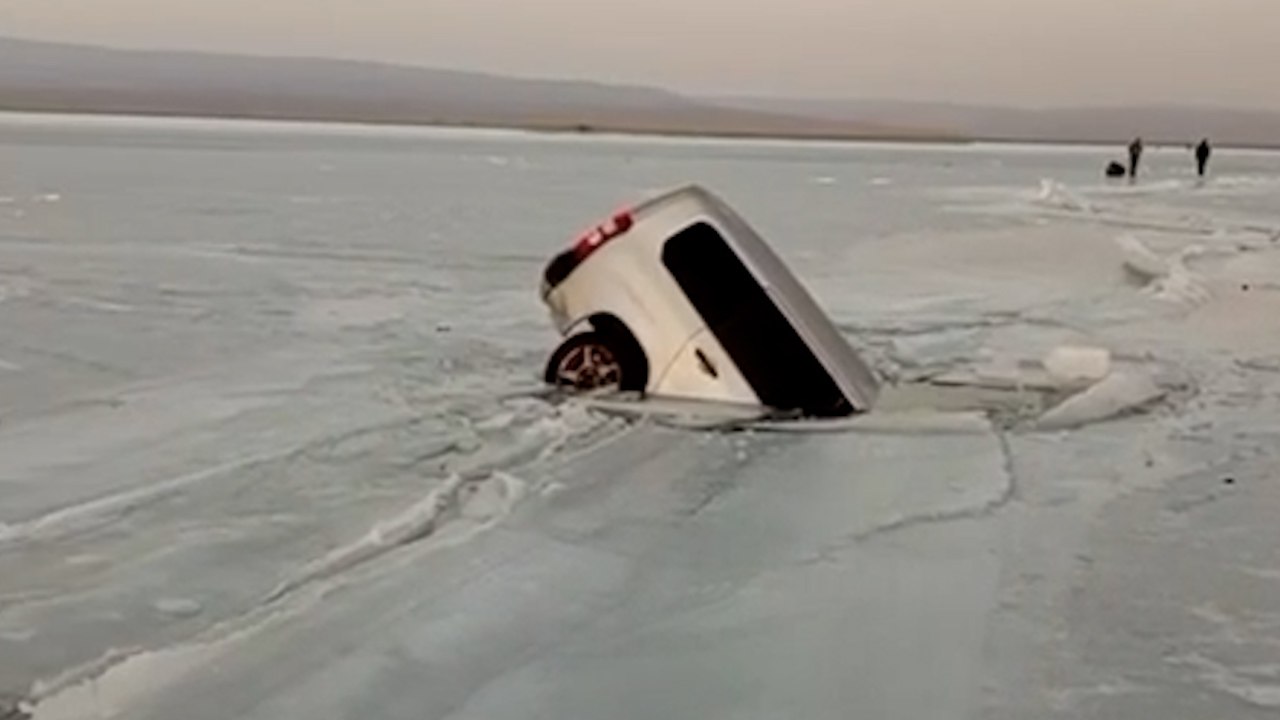 Три машины с рыбаками провалились под лёд в Приморье