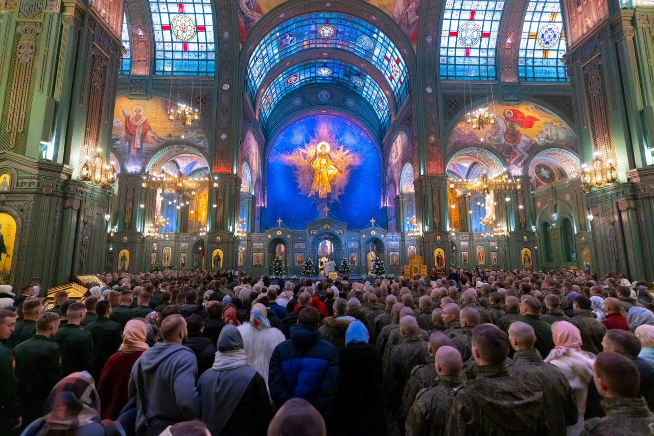 Белоусов принял участие в рождественском богослужении в Главном храме ВС РФ