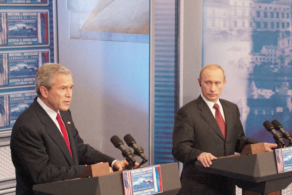 Рассекречены стенограммы бесед Путина и Буша-младшего в 2001 году