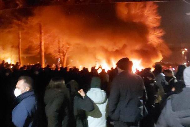 Mehr: Участники протестов на западе Ирана сожгли одну из святынь