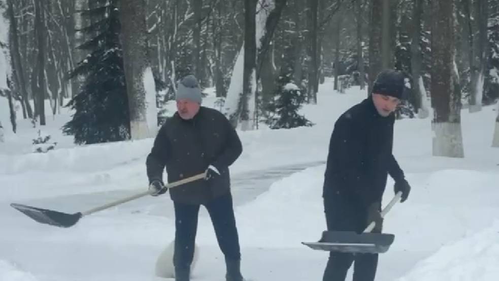 &laquo;Вместо обеда&raquo;: Появилось видео, как Лукашенко с сыном Николаем расчищают снег во дворе