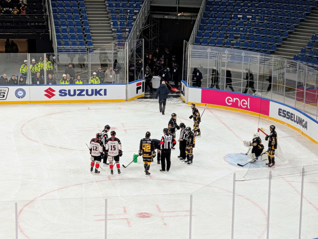 Первый матч на олимпийской хоккейной арене в Милане прервали из-за дыры во льду