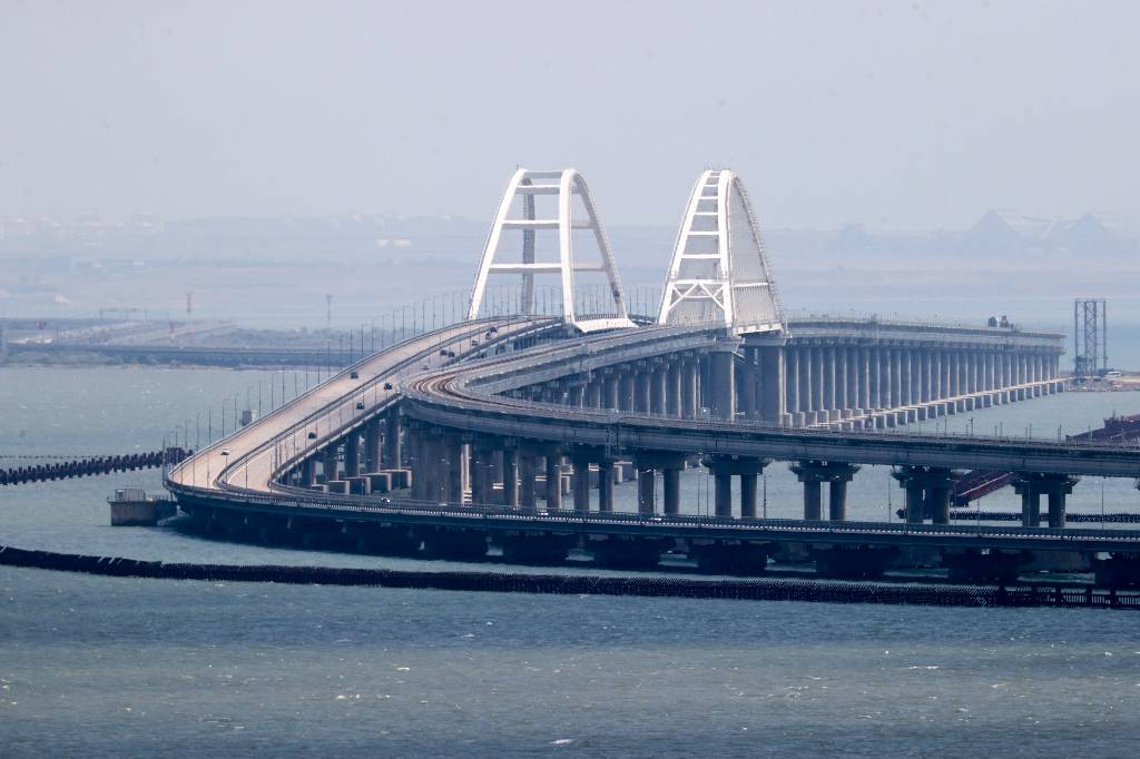 Более 500 автомобилей скопилось в очереди на выезд через Крымский мост