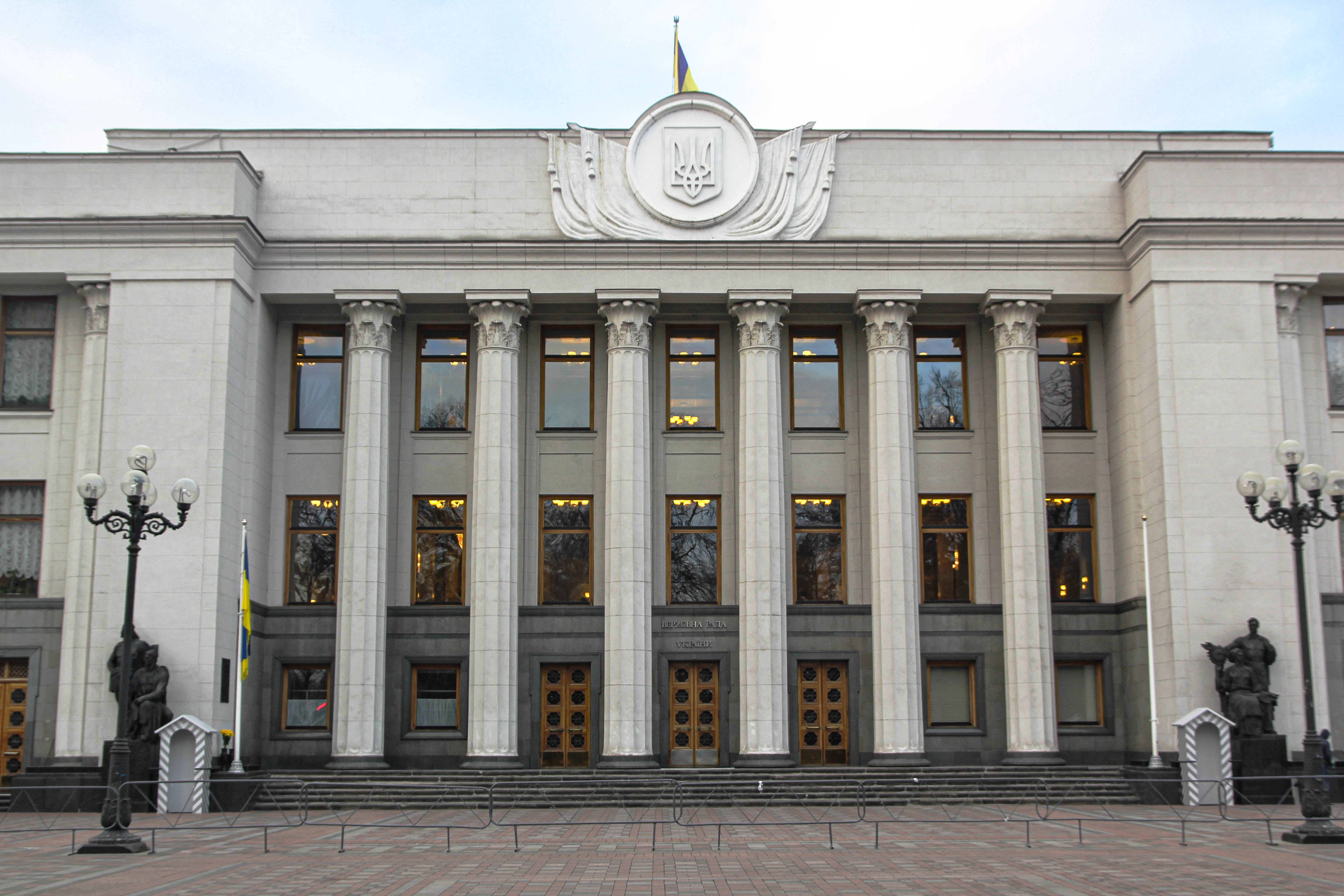 Здание Верховной рады осталось без тепла и воды после взрывов в Киеве