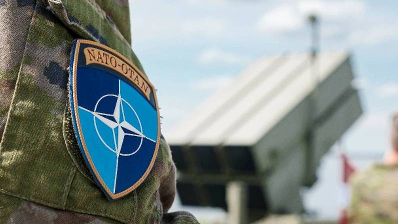 От провокации до войны: Под каким предлогом НАТО может ввести войска в Донбасс