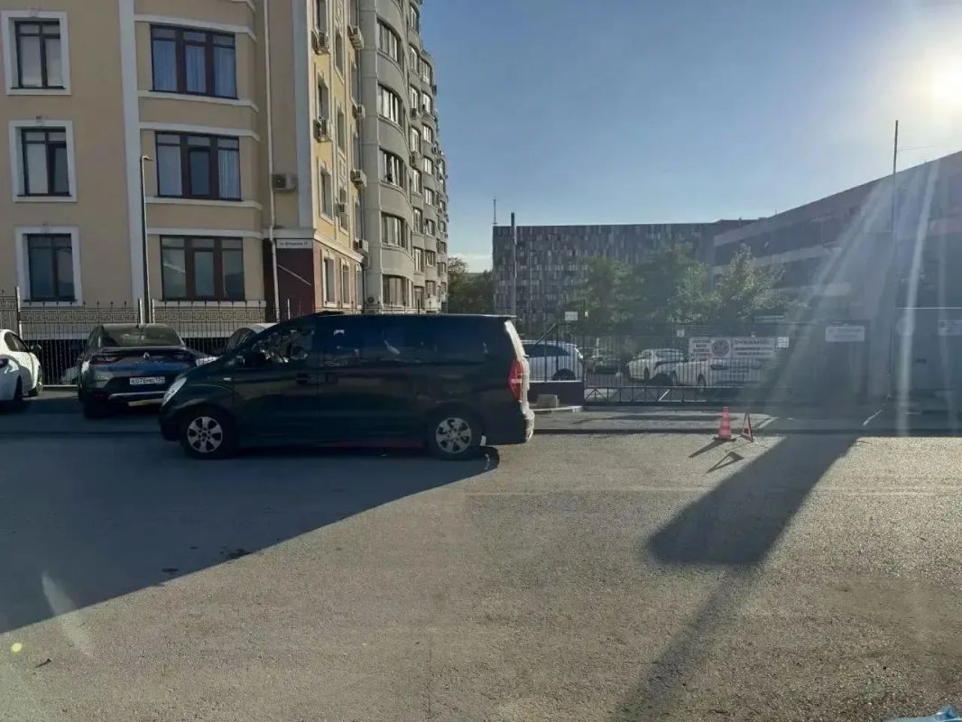 Внезапно выбежал на дорогу: В Симферополе трёхлетний малыш попал под колёса минивэна