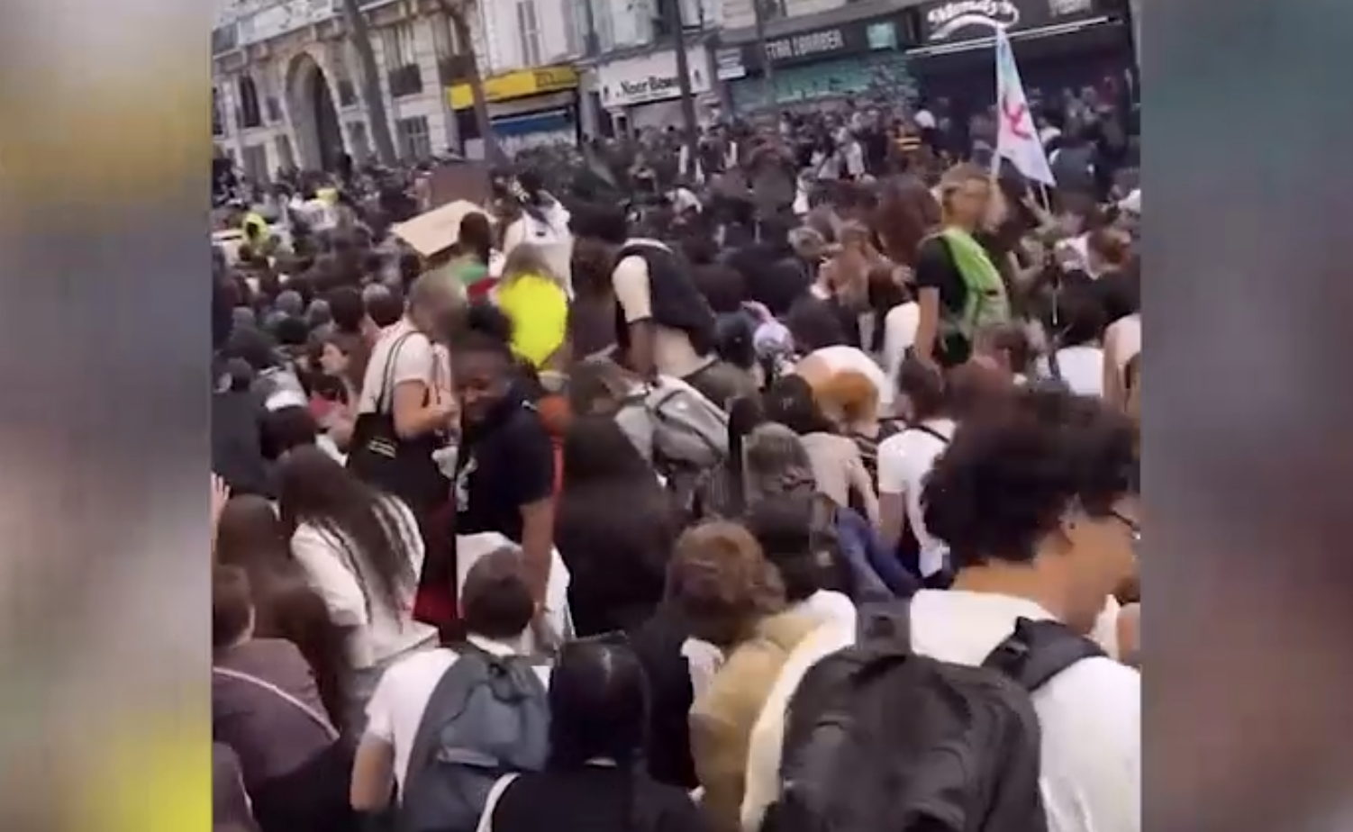 Участники протестов в Париже хором спели &laquo;Катюшу&raquo; на французском
