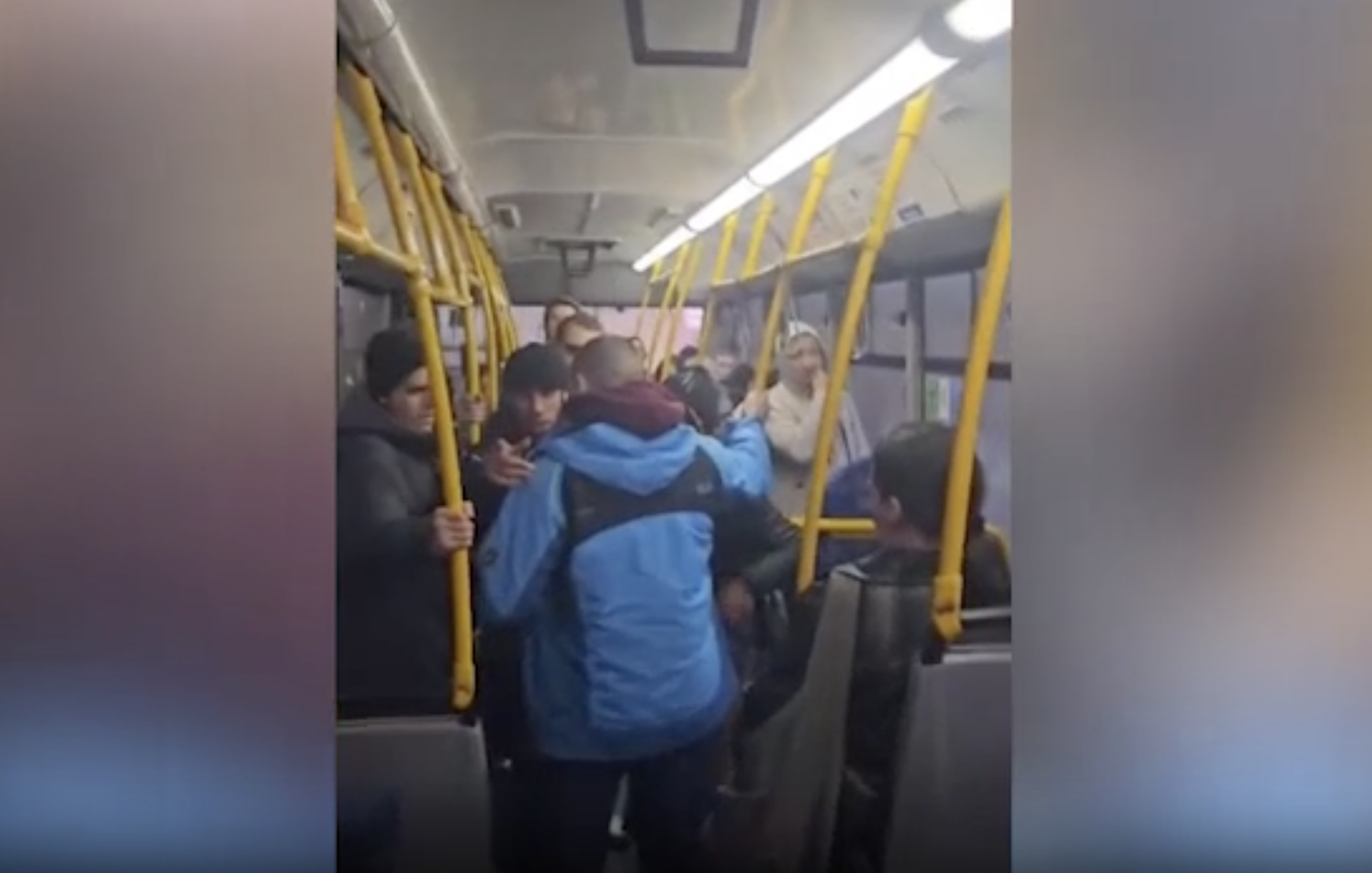 Разбили нос и очки: 19-летнюю девушку избили толпой в троллейбусе в Новосибирске за место
