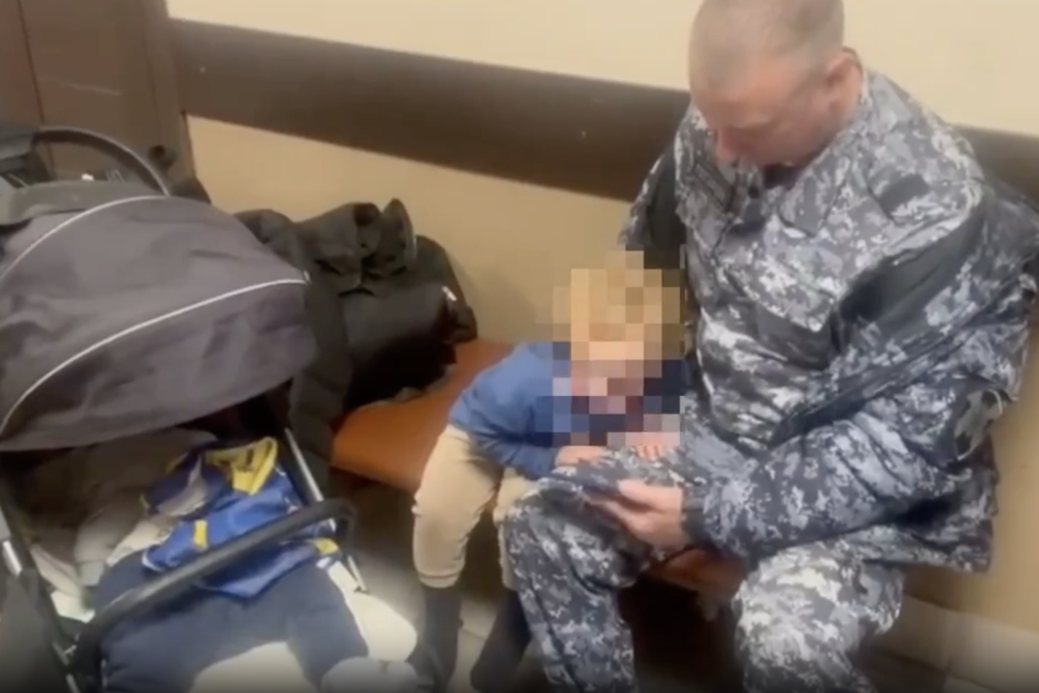 В Москве женщина пыталась задушить детей в коляске, её задержали