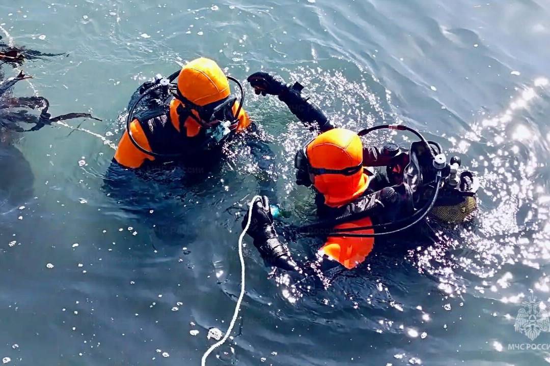 Водолазы обследовали 400 кв. м акватории в поисках утонувшего ребёнка в Холмске
