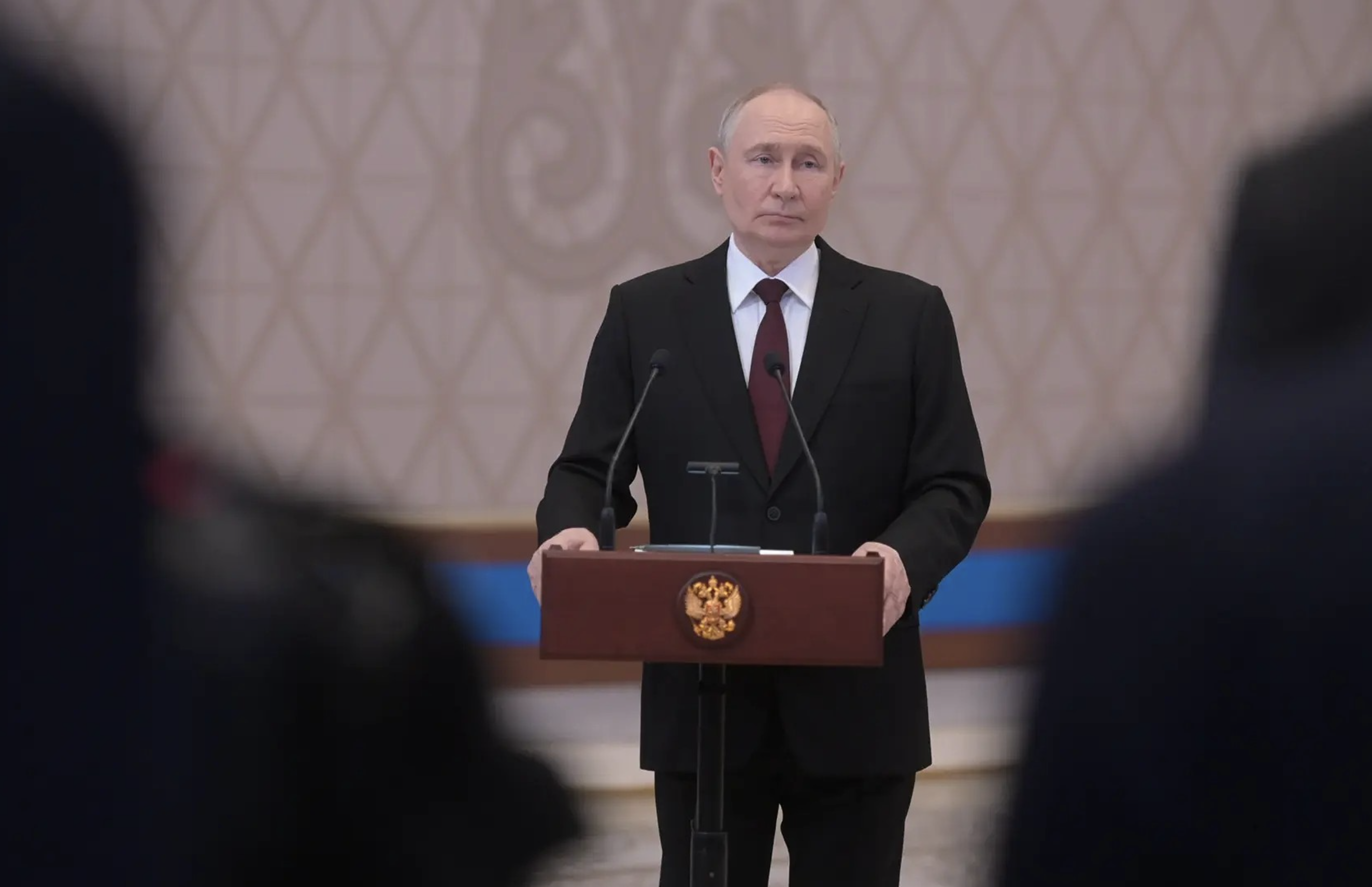 Путин подарил военному часы «на память» во время учений «Центр-2026»