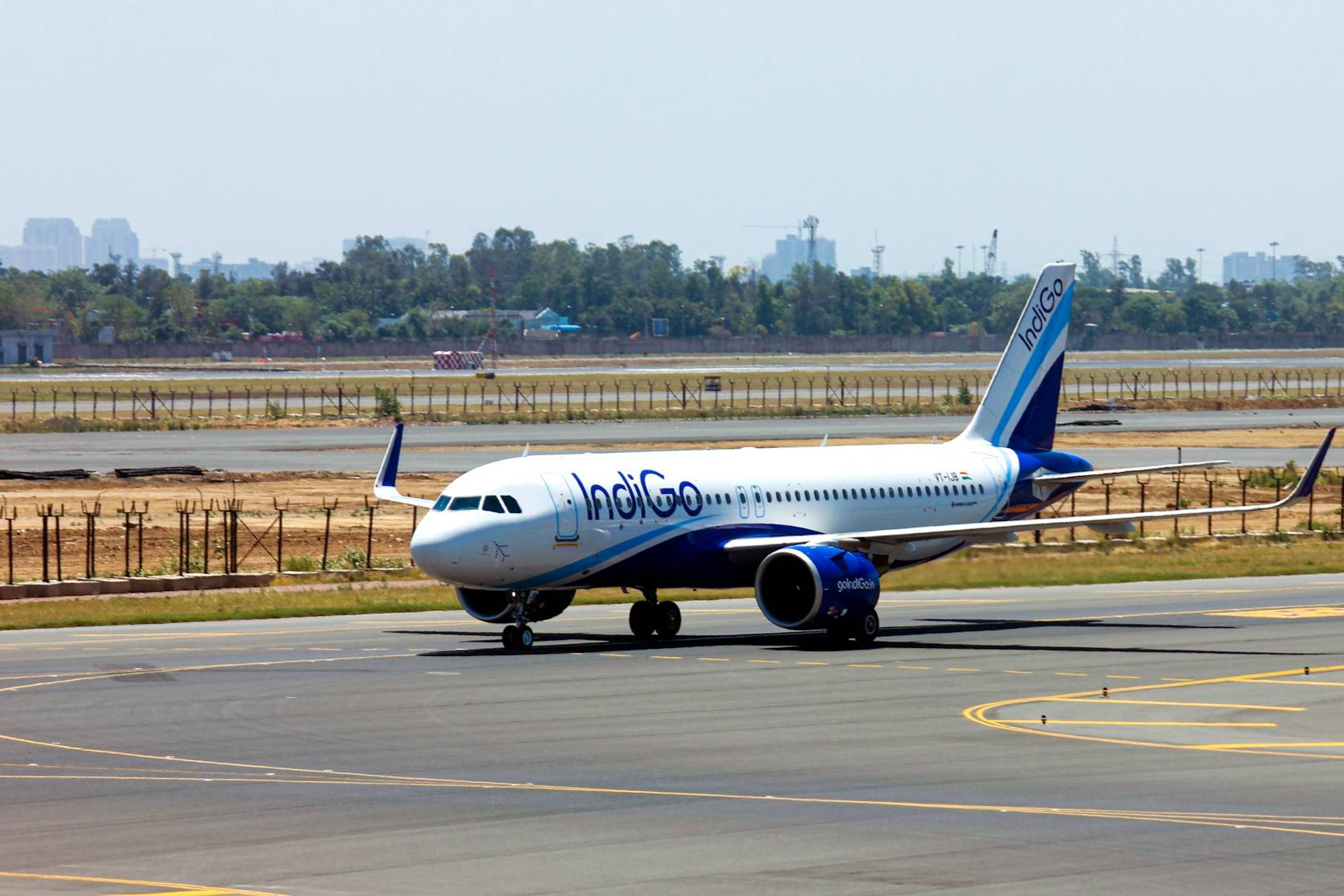 Самолёт IndiGo получил повреждение после удара молнии в небе над Индией