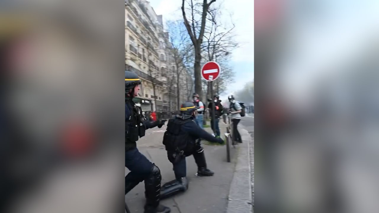 Полицейский попал гранатой в журналиста на протестах в Париже
