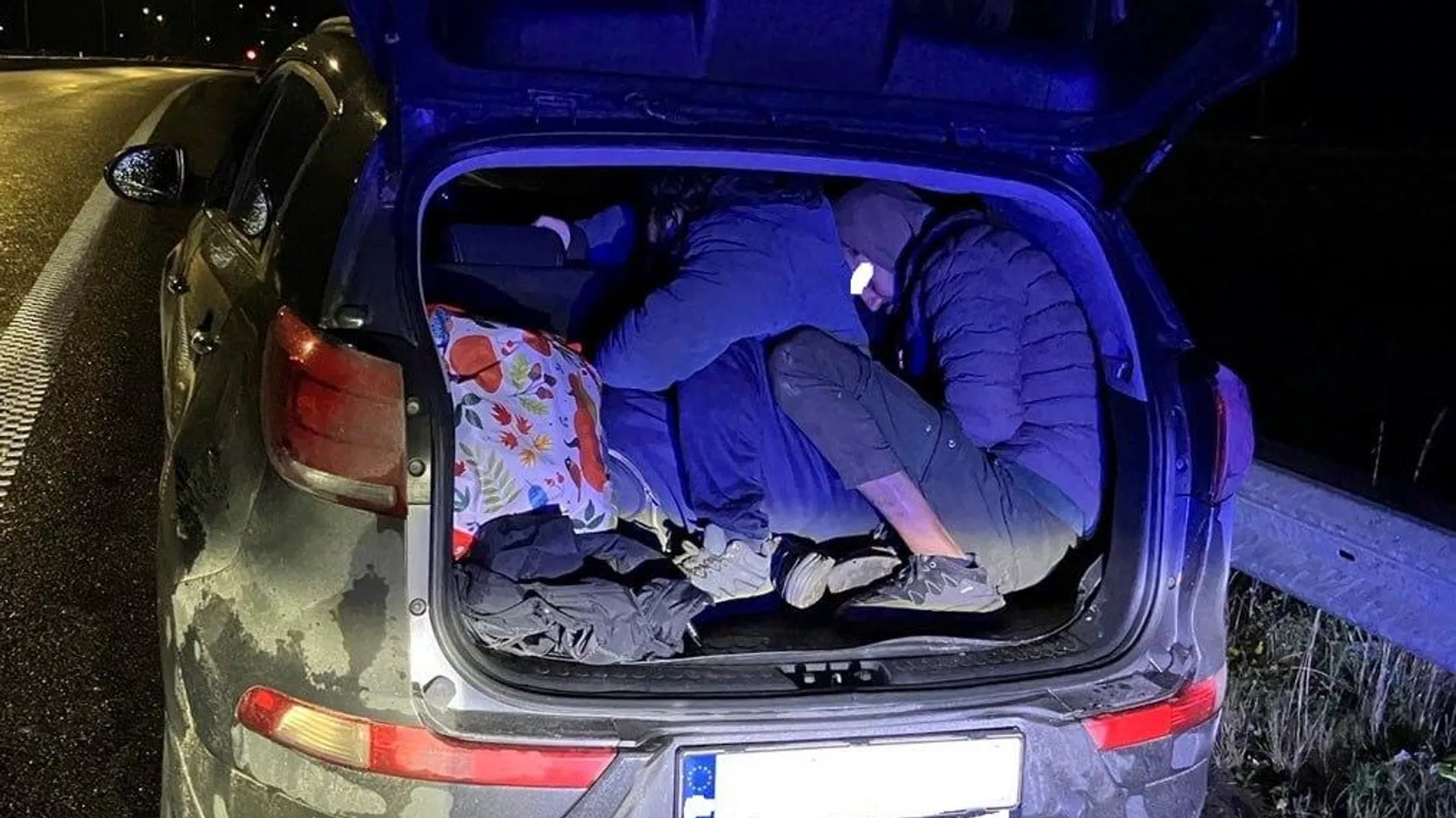 В тесноте, да не в обиде: В Эстонии поймали украинцев с мигрантами в багажнике
