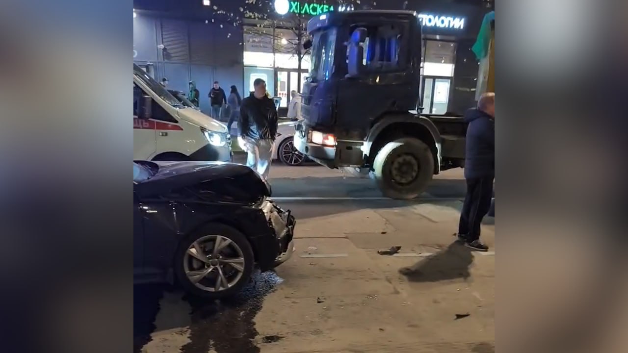&laquo;Крузак&raquo; с &laquo;тремя семёрками&raquo; устроил массовое ДТП и перевернулся в Москве