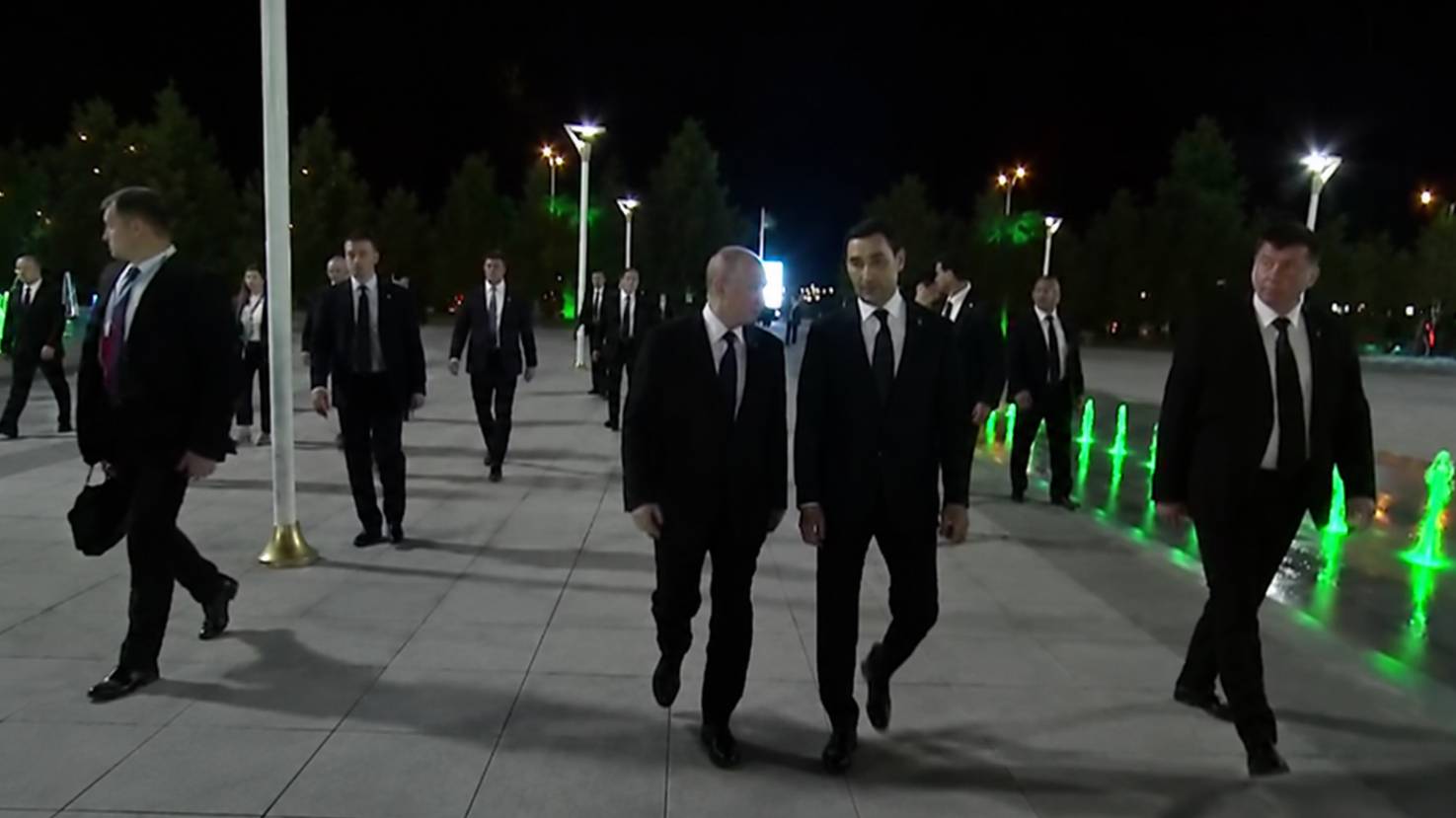 Путин &laquo;на ногах&raquo; пообщался с Бердымухамедовым перед приёмом в Туркмении