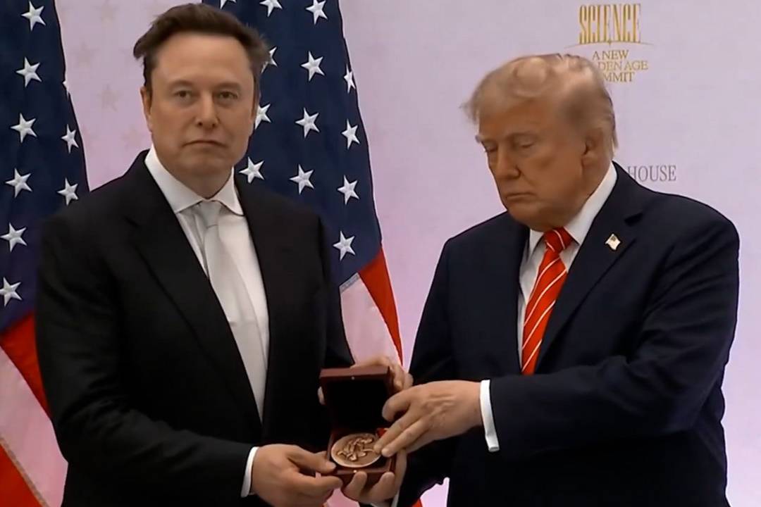 Трамп вручил Маску награду за разработки и назвал его &laquo;Эдисоном современности&raquo;