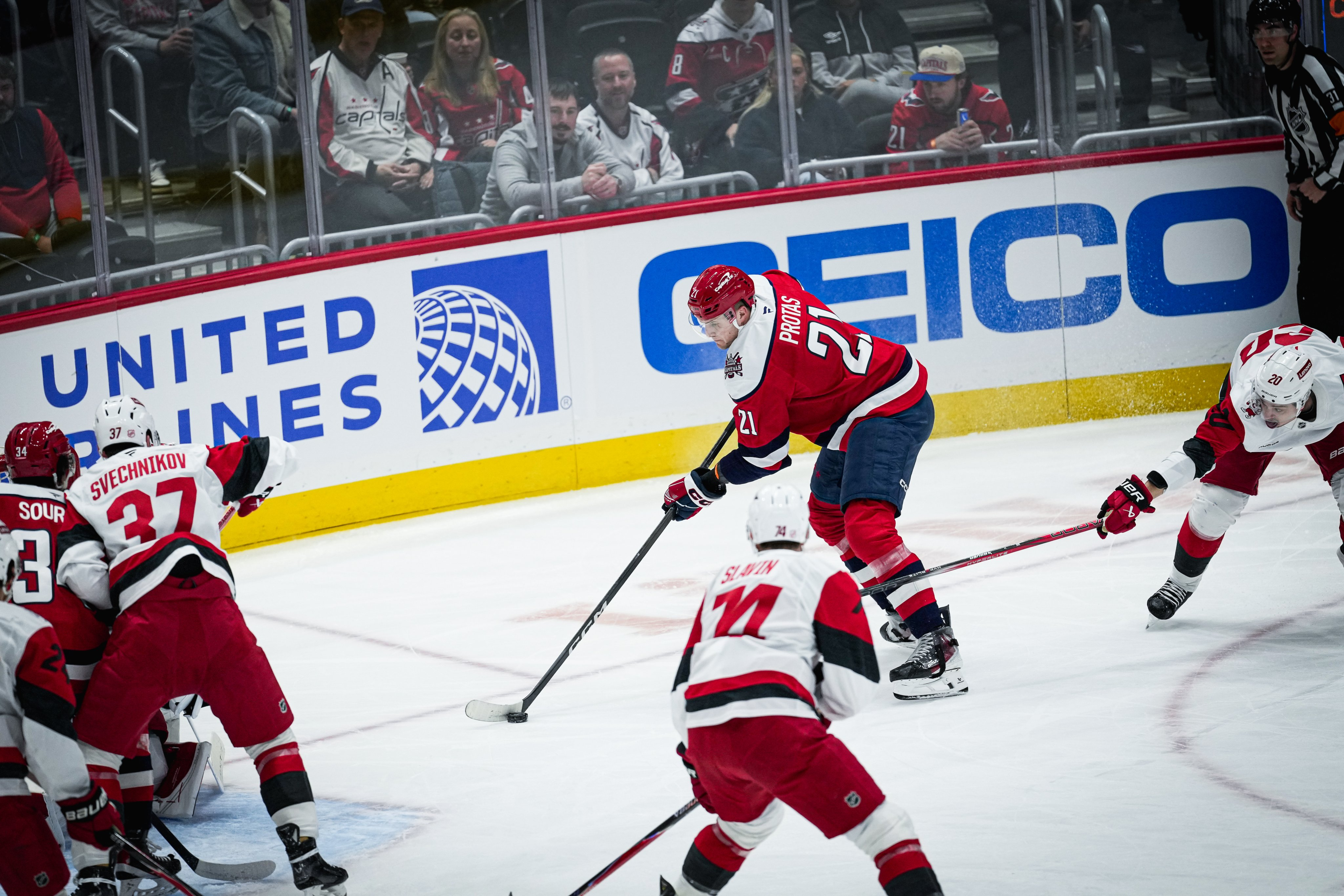 &laquo;Вашингтон&raquo; Овечкина победил &laquo;Каролину&raquo;, отыгравшись со счёта 0:3