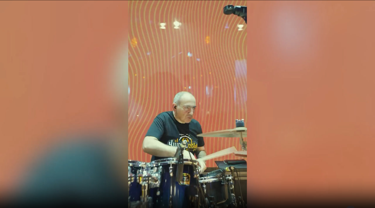 Пашинян дебютировал за барабанами на концерте &laquo;Варчабэнда&raquo; в Ереване