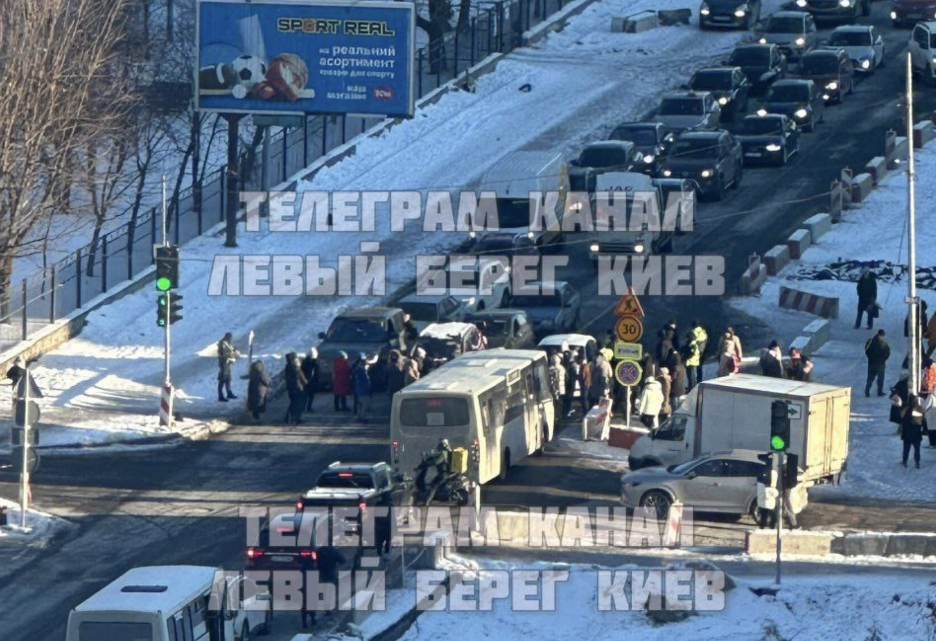 Киевляне перекрыли шоссе в знак протеста из-за отключений тепла и света