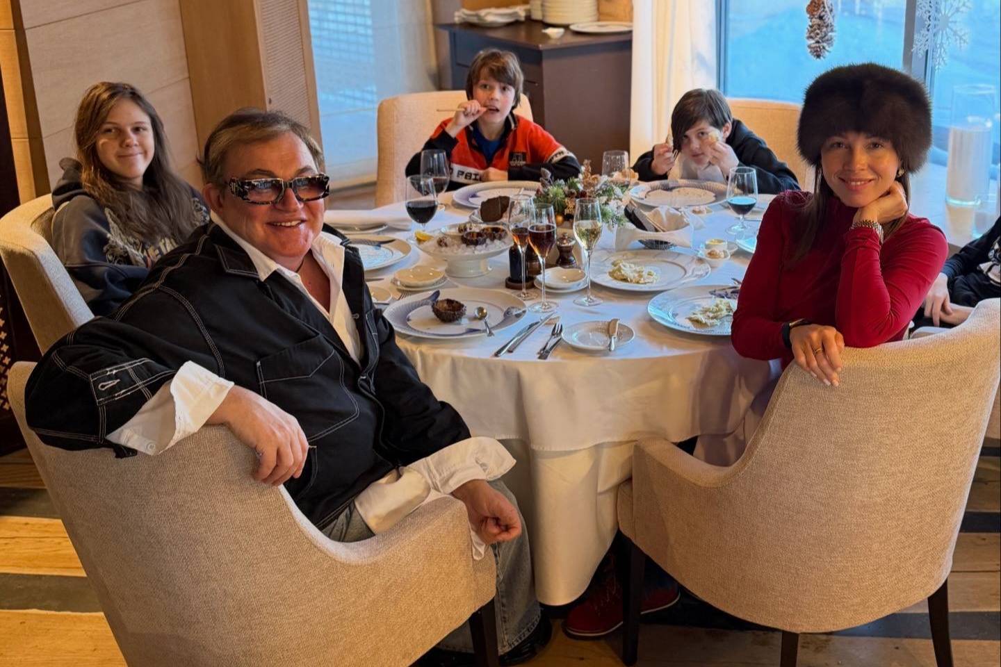 &laquo;Душевный вечер&raquo;: Дмитрий и Полина Дибровы воссоединились ради 16-летия сына