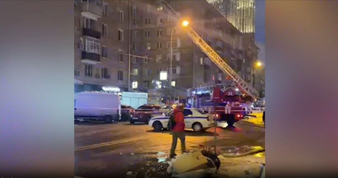 Появилось видео спасения людей из горящей многоэтажки в центре Москвы