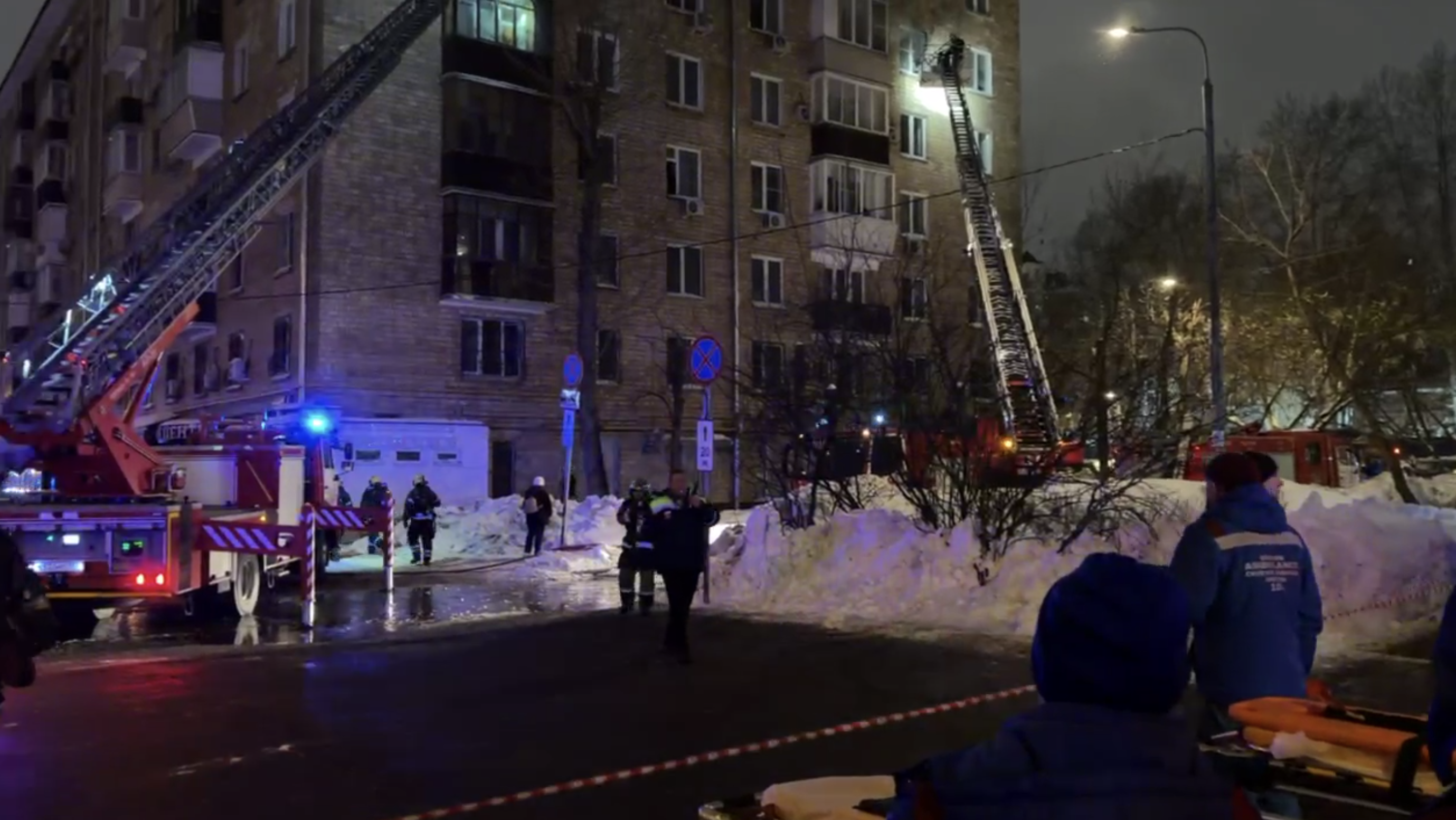 Пожарные спасли 12 жильцов горящего в центре Москвы дома