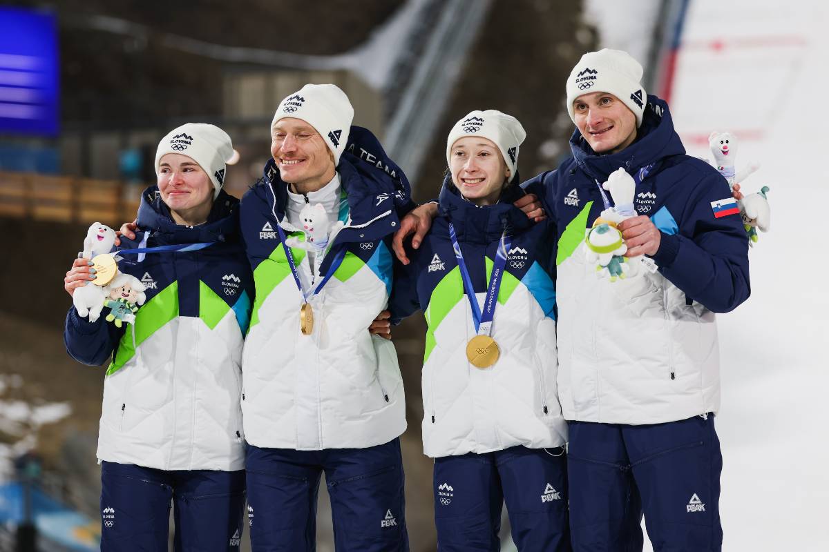Сборная Словении завоевала золото в командных прыжках с трамплина на ОИ-2026