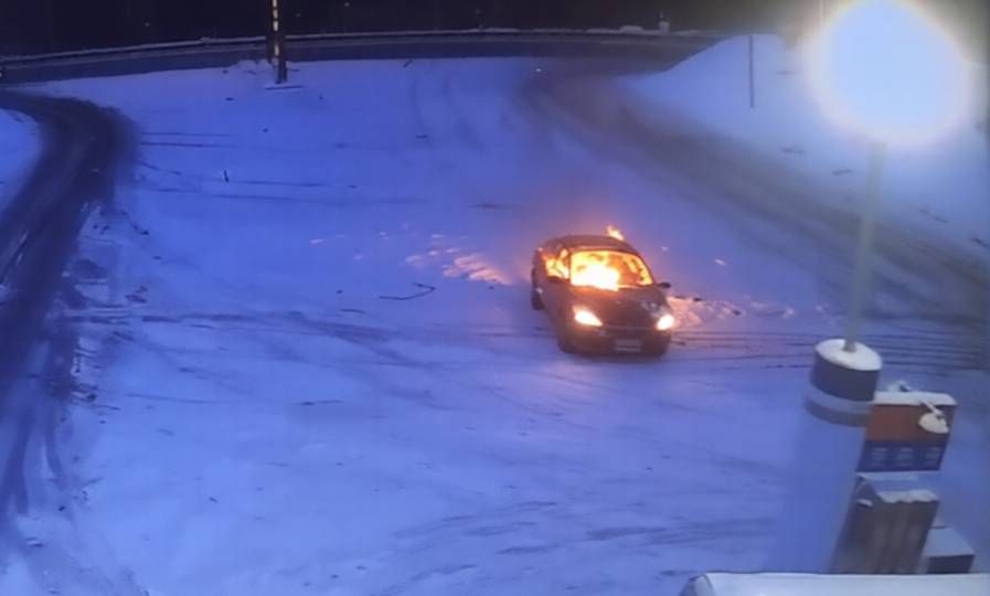 Россиянин попытался взорвать своего недруга, въехав на горящем авто в колонку АЗС