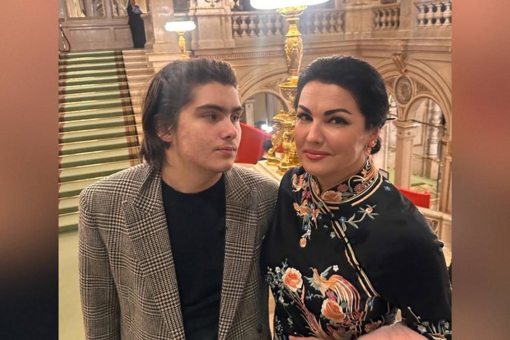Анна Нетребко опубликовала фото со своим взрослеющим сыном Тьяго
