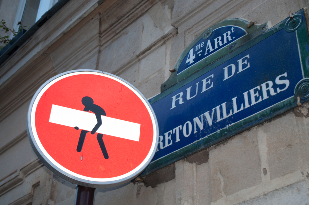 Крысы, тараканы, кривая Эйфелева башня: Во Франции в шутку представили, как будет выглядеть &laquo;захват&raquo; Парижа русскими