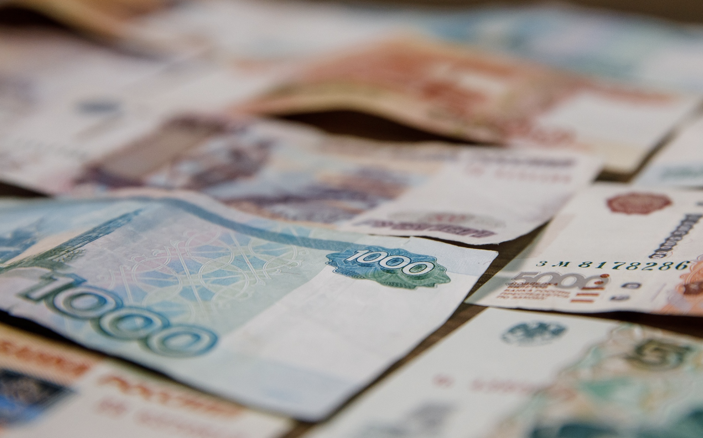 Названа отрасль со средней зарплатой выше 300 тысяч рублей