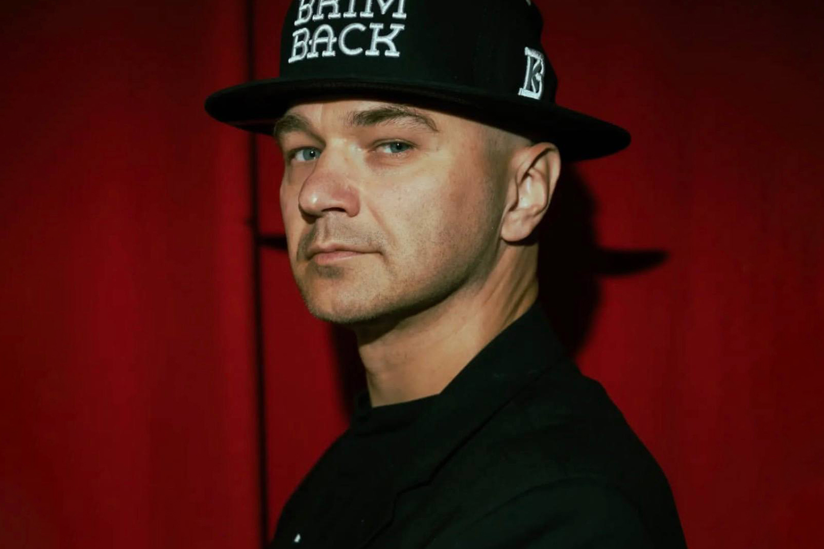 Сбежавший за рубеж рэпер Влади* из &laquo;Касты&raquo; оставил в России долги на 3 млн рублей