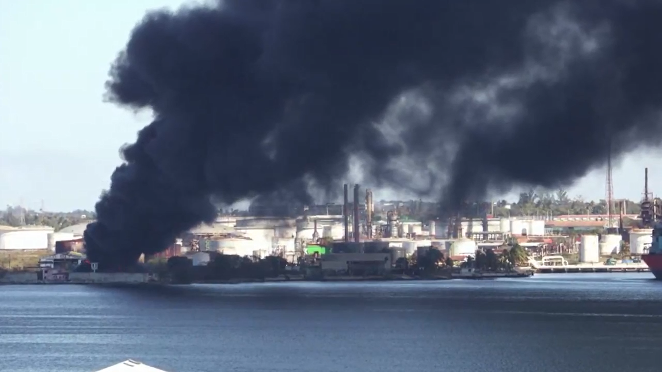 На Кубе загорелся склад нефтеперерабатывающего завода