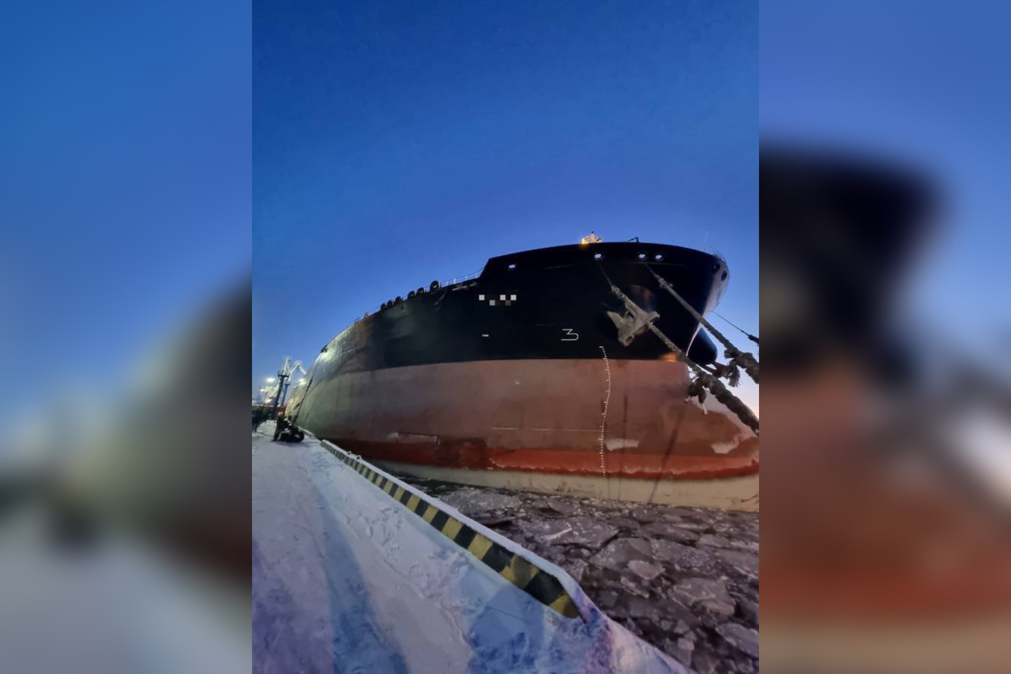 Иностранное судно врезалось в причал порта Усть-Луга и повредило кран